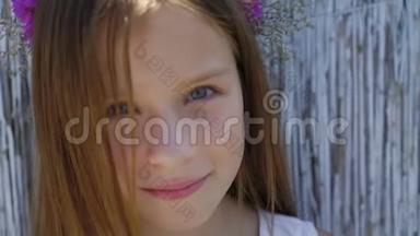 背景上漂亮眼睛的小可爱女孩的肖像。 4K